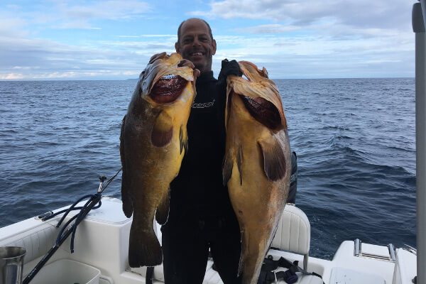 Renato Martins - Pescando 2 peixes grandes em alto mar - Ilhote Sul Restaurante