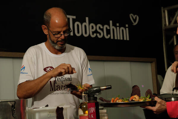 Renato Martins cozinhando em grande evento - Ilhote Sul Restaurante