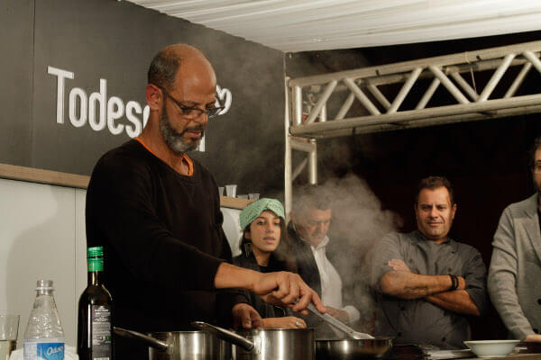 Renato Martins cozinhando - Ilhote Sul Restaurante